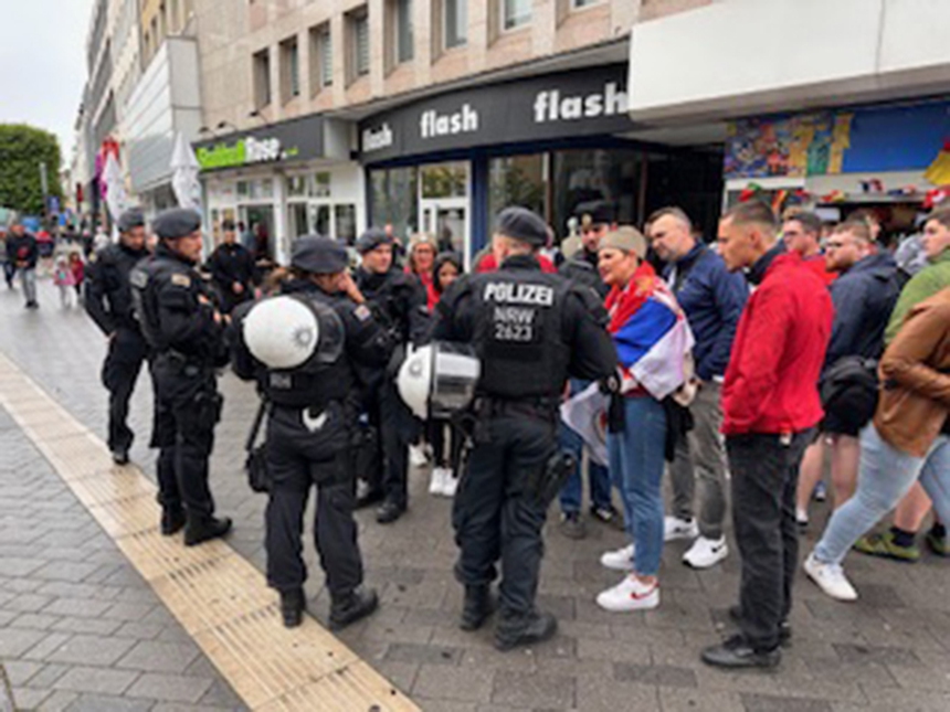 CĐV xứ sương mù quậy tưng bừng trước trận Serbia vs Anh - Ảnh 2.