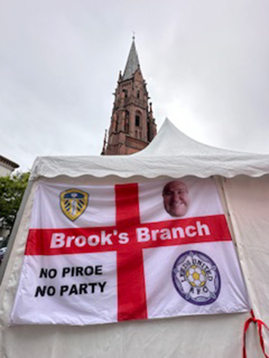 CĐV xứ sương mù quậy tưng bừng trước trận Serbia vs Anh - Ảnh 4.