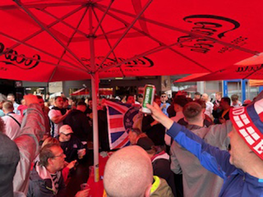 CĐV xứ sương mù quậy tưng bừng trước trận Serbia vs Anh - Ảnh 7.