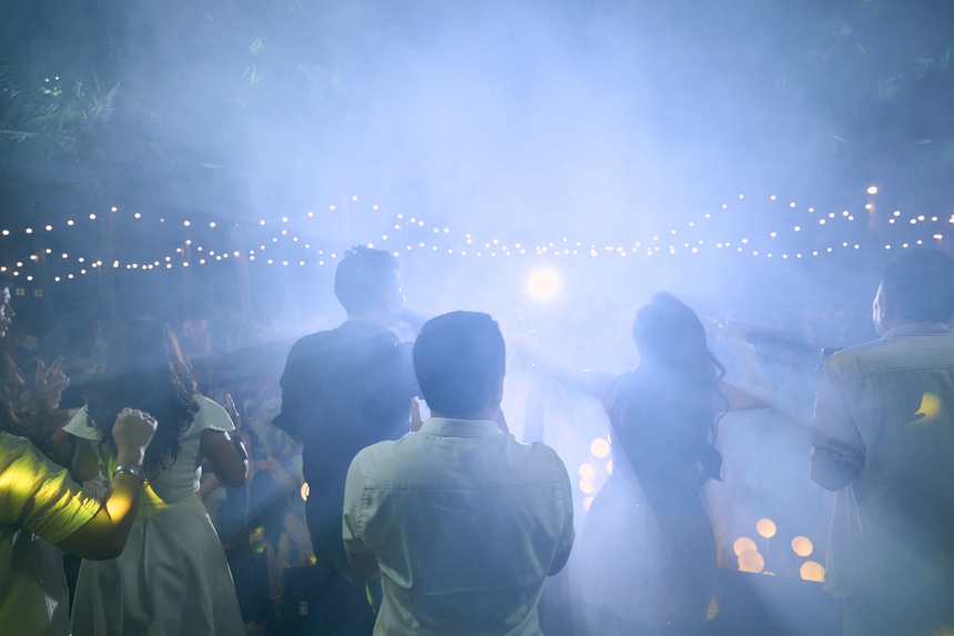 Khoảnh khắc Hồ Quỳnh Hương đi chân trần trong đêm nhạc ở Hội An - Ảnh 6.