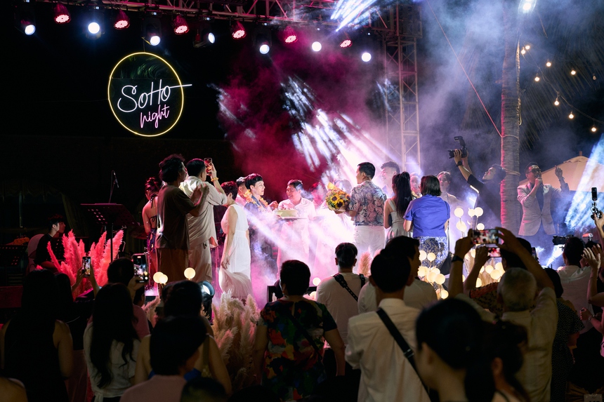 Khoảnh khắc Hồ Quỳnh Hương đi chân trần trong đêm nhạc ở Hội An - Ảnh 7.