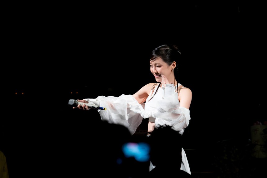 Han Sara thăng hạng nhan sắc, live như “nuốt đĩa” ở fan meeting - Ảnh 3. Han Sara thăng hạng nhan sắc, live như “nuốt đĩa” ở fan meeting - Ảnh 3.