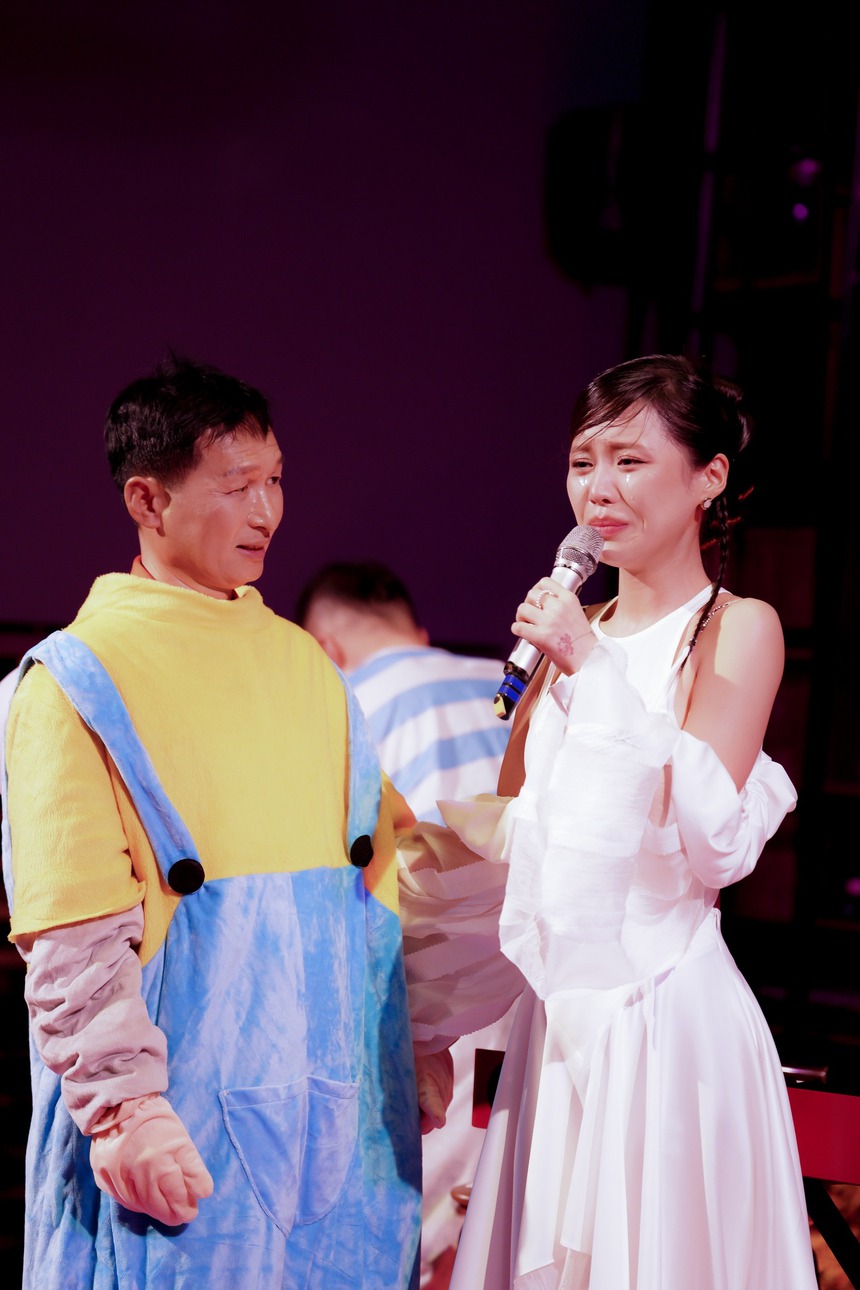 Han Sara thăng hạng nhan sắc, live như “nuốt đĩa” ở fan meeting - Ảnh 2. Han Sara thăng hạng nhan sắc, live như “nuốt đĩa” ở fan meeting - Ảnh 2.