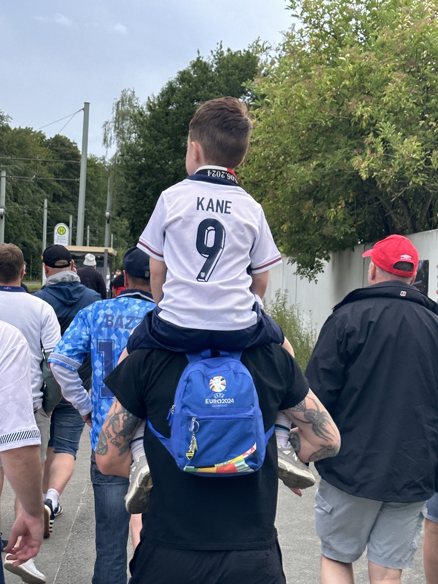 EURO Trên từng cây số: “Tôi thà ăn xúc xích Đức, còn hơn xem Anh đá” - Ảnh 2.