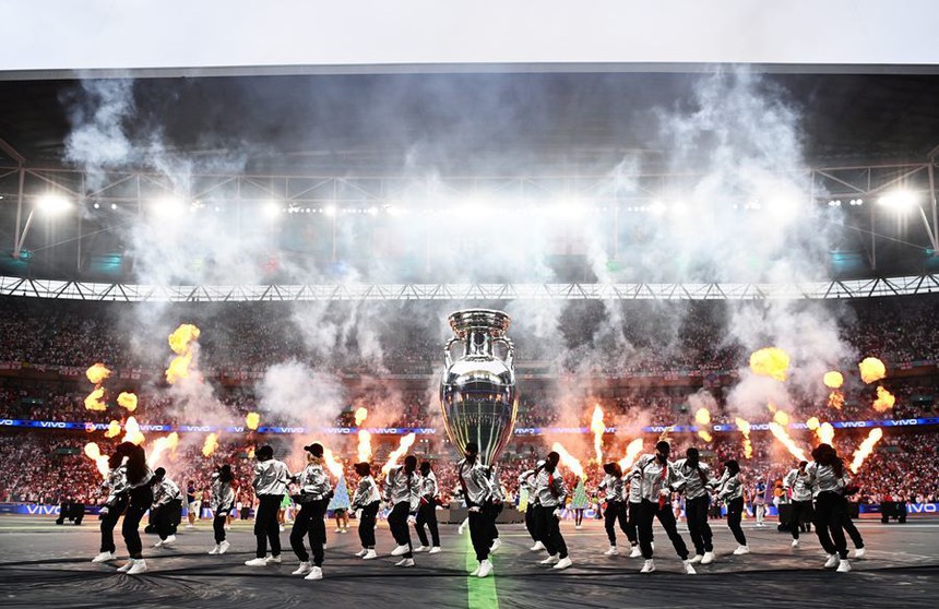 Ký ức EURO 2020 - Nghịch lí trái bóng tròn - Ảnh 2.