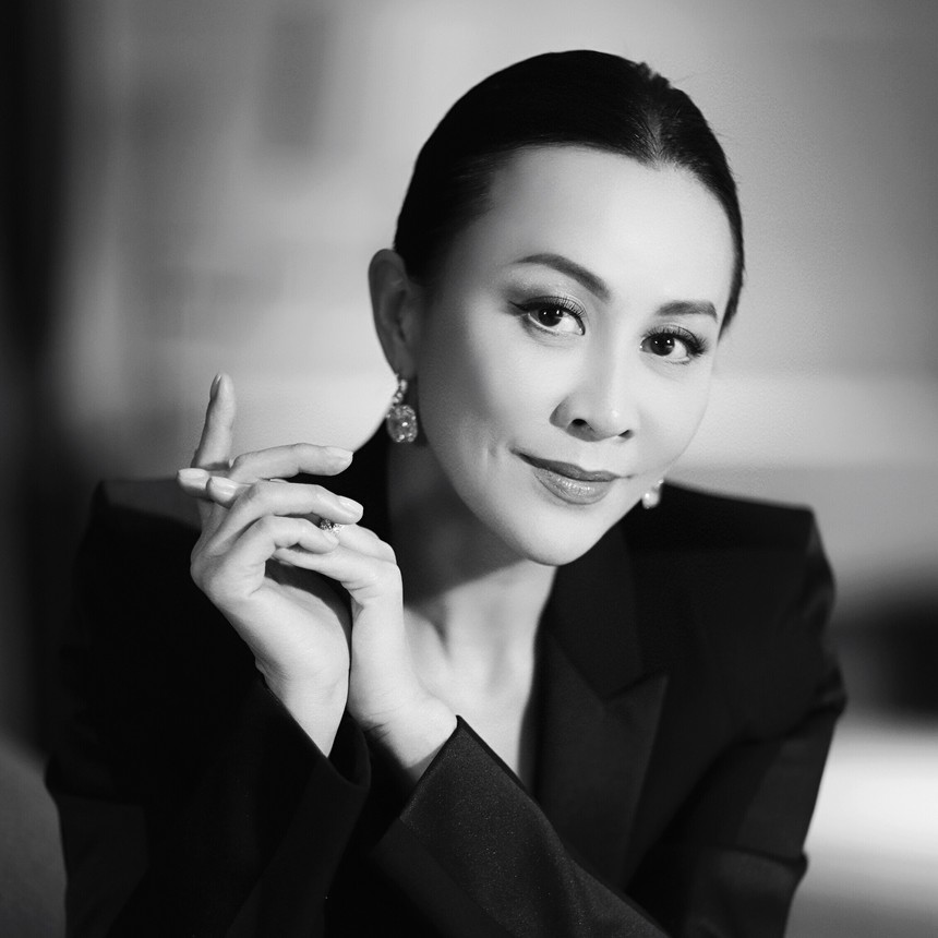 Lưu Gia Linh 58 tuổi chạy dưới mưa lớn, khoe vẻ đẹp tự nhiên khi không trang điểm - Ảnh 3.