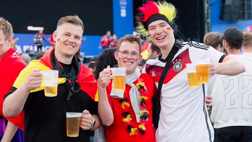 Xem EURO từ nước Đức: Ngập trong bia và xúc xích, và... giá cả - Ảnh 1. Xem EURO từ nước Đức: Ngập trong bia và xúc xích, và... giá cả - Ảnh 1.