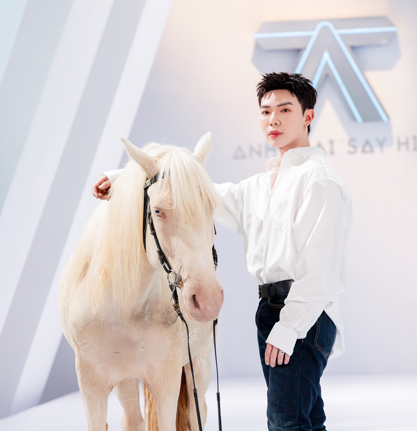 Erik mang ngựa lên sân khấu "Say Hi", giã từ mái tóc 7 năm - Ảnh 2.