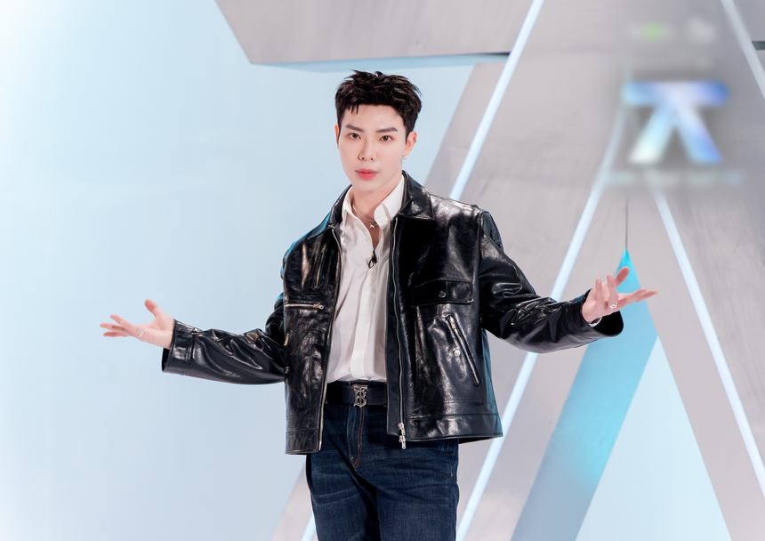 Erik mang ngựa lên sân khấu "Say Hi", giã từ mái tóc 7 năm - Ảnh 1.