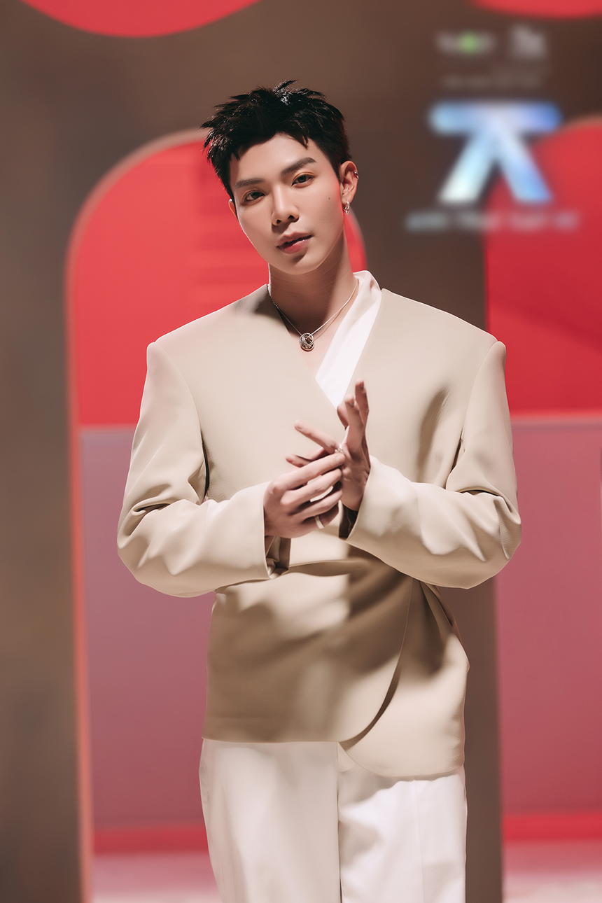 Erik mang ngựa lên sân khấu "Say Hi", giã từ mái tóc 7 năm - Ảnh 5.