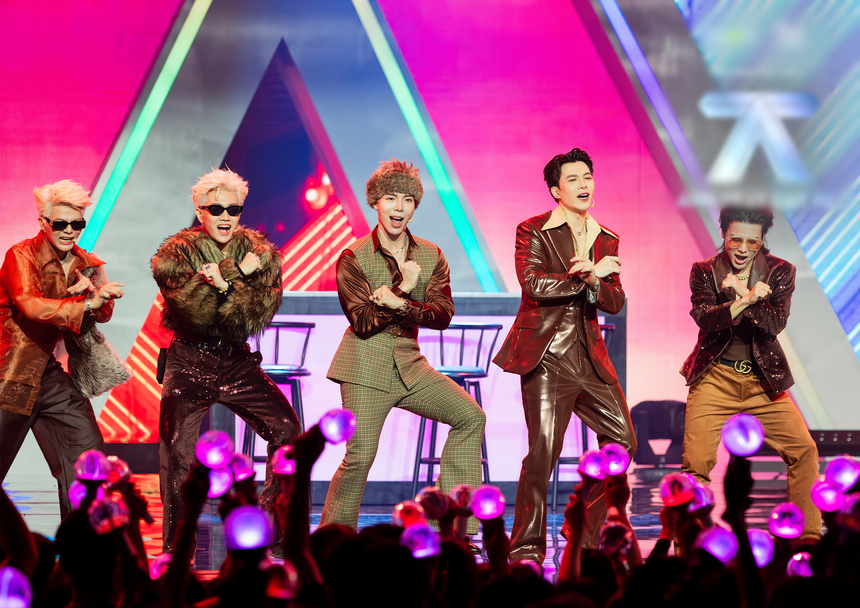 Erik mang ngựa lên sân khấu "Say Hi", giã từ mái tóc 7 năm - Ảnh 4.