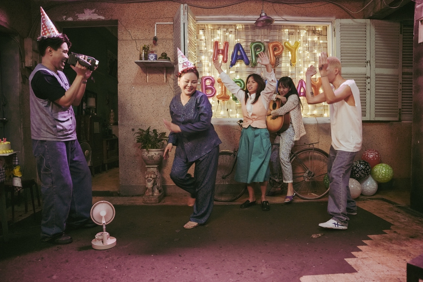 "Gặp lại chị bầu" gia nhập câu lạc bộ phim trăm tỷ - Ảnh 5.