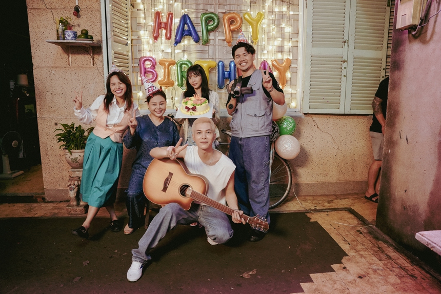 "Gặp lại chị bầu" gia nhập câu lạc bộ phim trăm tỷ - Ảnh 2.