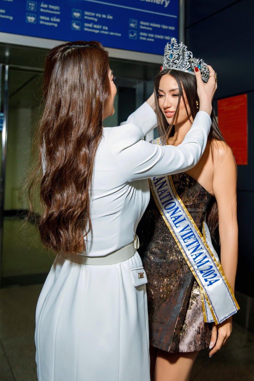 Lydie Vũ bật khóc khi nhận sash Miss Supranational Vietnam 2024 tại sân bay - Ảnh 2. Lydie Vũ bật khóc khi nhận sash Miss Supranational Vietnam 2024 tại sân bay - Ảnh 2.