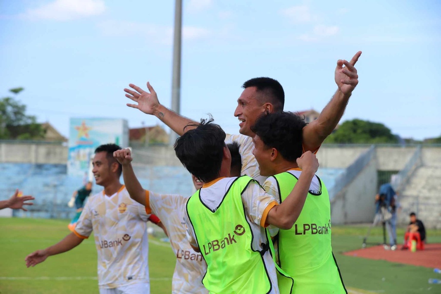 Đội bóng của thầy Park lỡ hẹn với tấm vé thăng hạng đầy đáng tiếc - Ảnh 1.