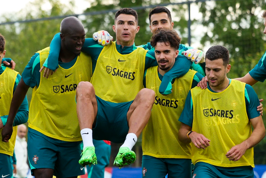 Lộ thông tin Ronaldo bị HLV Martinez 'cảm hóa', khao khát cùng Bồ Đào Nha vô địch EURO 2024 - Ảnh 1. Lộ thông tin Ronaldo bị HLV Martinez 'cảm hóa', khao khát cùng Bồ Đào Nha vô địch EURO 2024 - Ảnh 1.