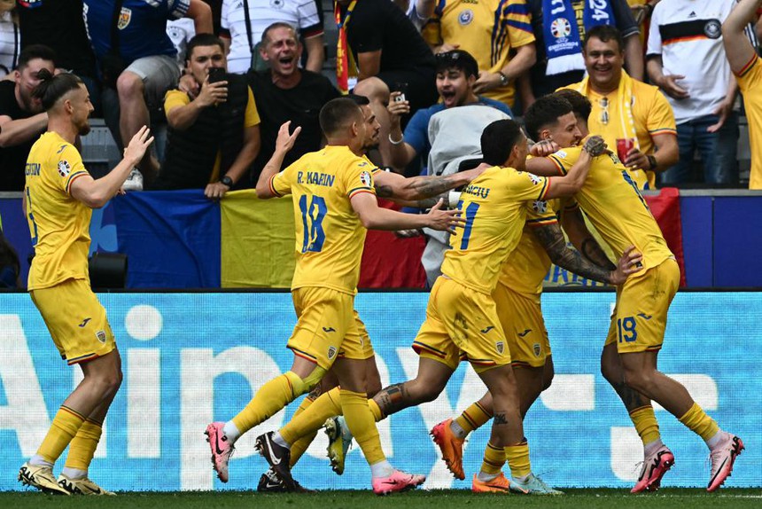 'Bội thực' siêu phẩm, Romania nhấn chìm Ukraine  - Ảnh 1.