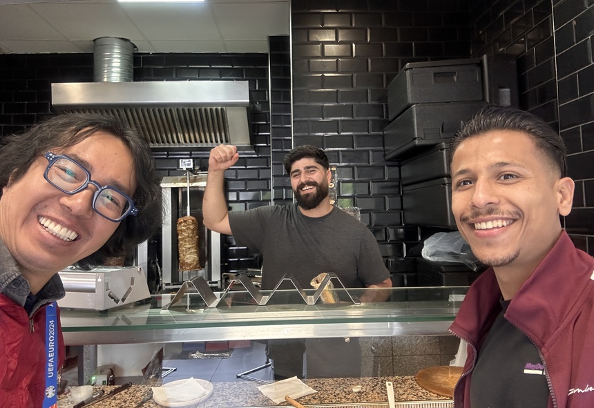 EURO Trên từng cây số: “Tôi chỉ muốn được bình yên” - Ảnh 1.