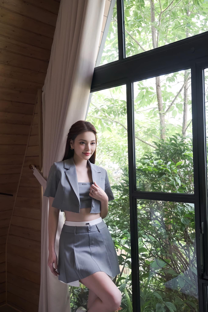 Chị sếp xinh đẹp nhưng khó tính trong 'Những nẻo đường gần xa' là ai? - Ảnh 6.