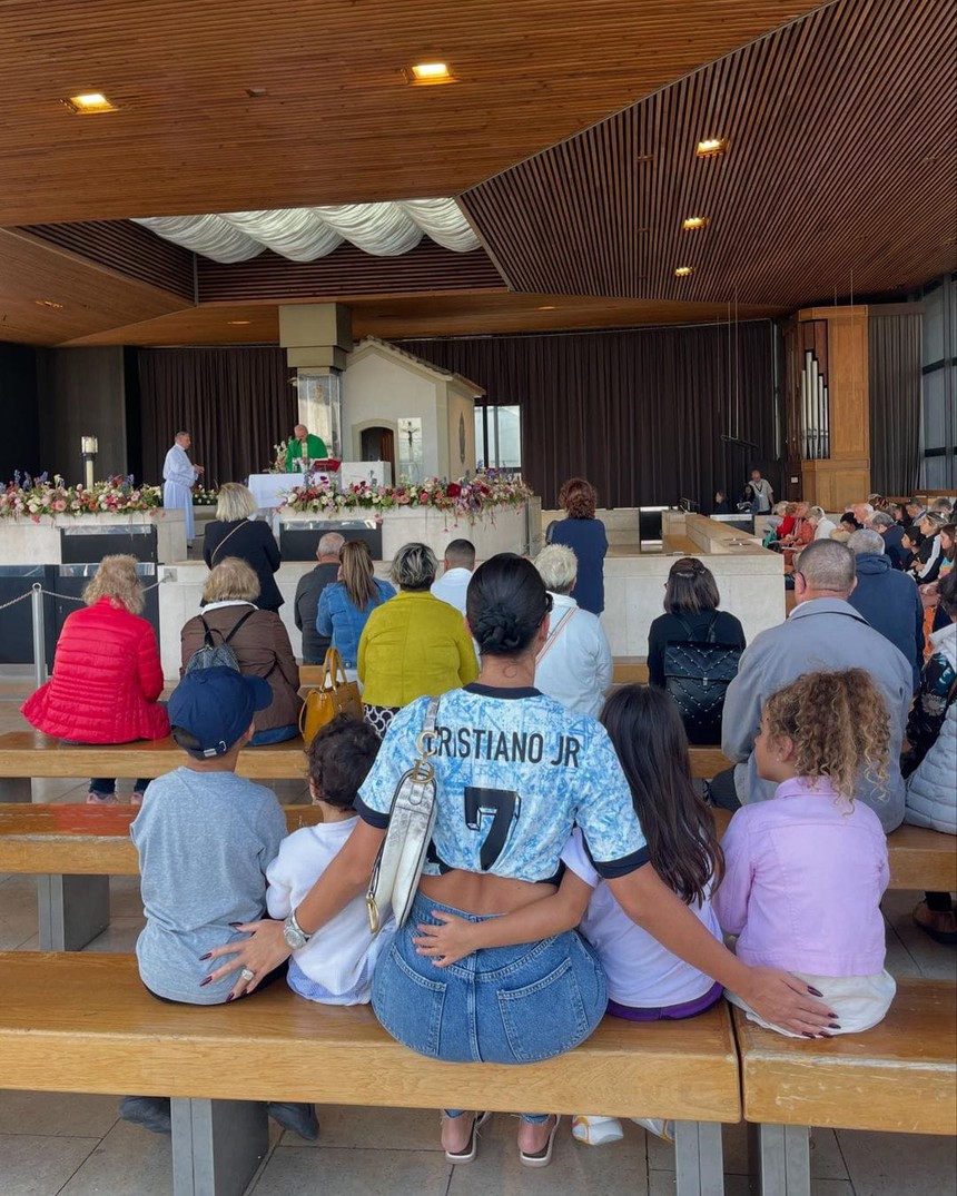 Ronaldo được bạn gái tiếp 'doping' ngay trước trận ra quân ở EURO 2024 - Ảnh 3. Ronaldo