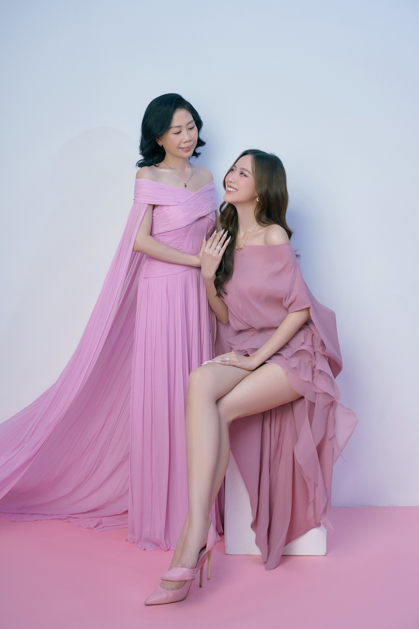 Hoa hậu Bảo Ngọc "khoe sắc" cùng mẹ trong bộ ảnh đón tuổi 23 - Ảnh 1.