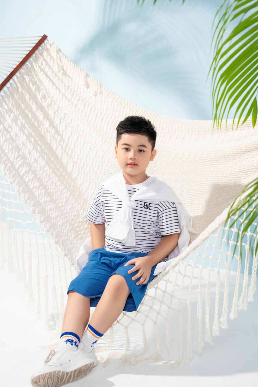 "Hoàng tử nhí" Hoàng Long T-B - Học trò cưng của siêu mẫu Xuân Lan tung bộ ảnh chủ đề mùa hè tràn đầy năng lượng - Ảnh 1.