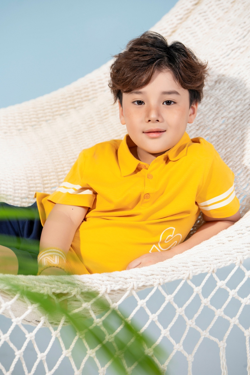 Tuấn Khải - Mẫu nhí "khuấy đảo" mùa hè với những hoạt động sôi nổi và bộ hình thời trang cực chất - Ảnh 2.