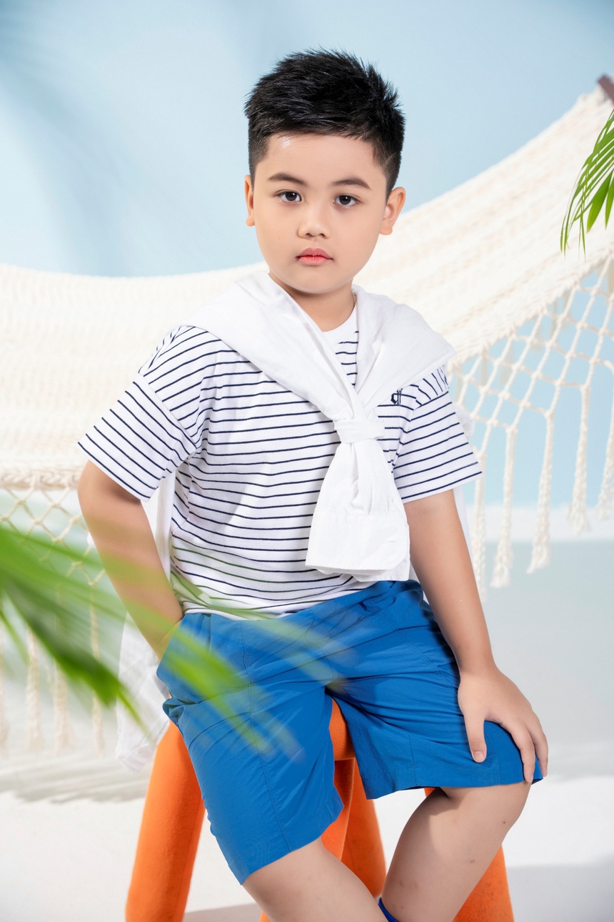 "Hoàng tử nhí" Hoàng Long T-B - Học trò cưng của siêu mẫu Xuân Lan tung bộ ảnh chủ đề mùa hè tràn đầy năng lượng - Ảnh 2.