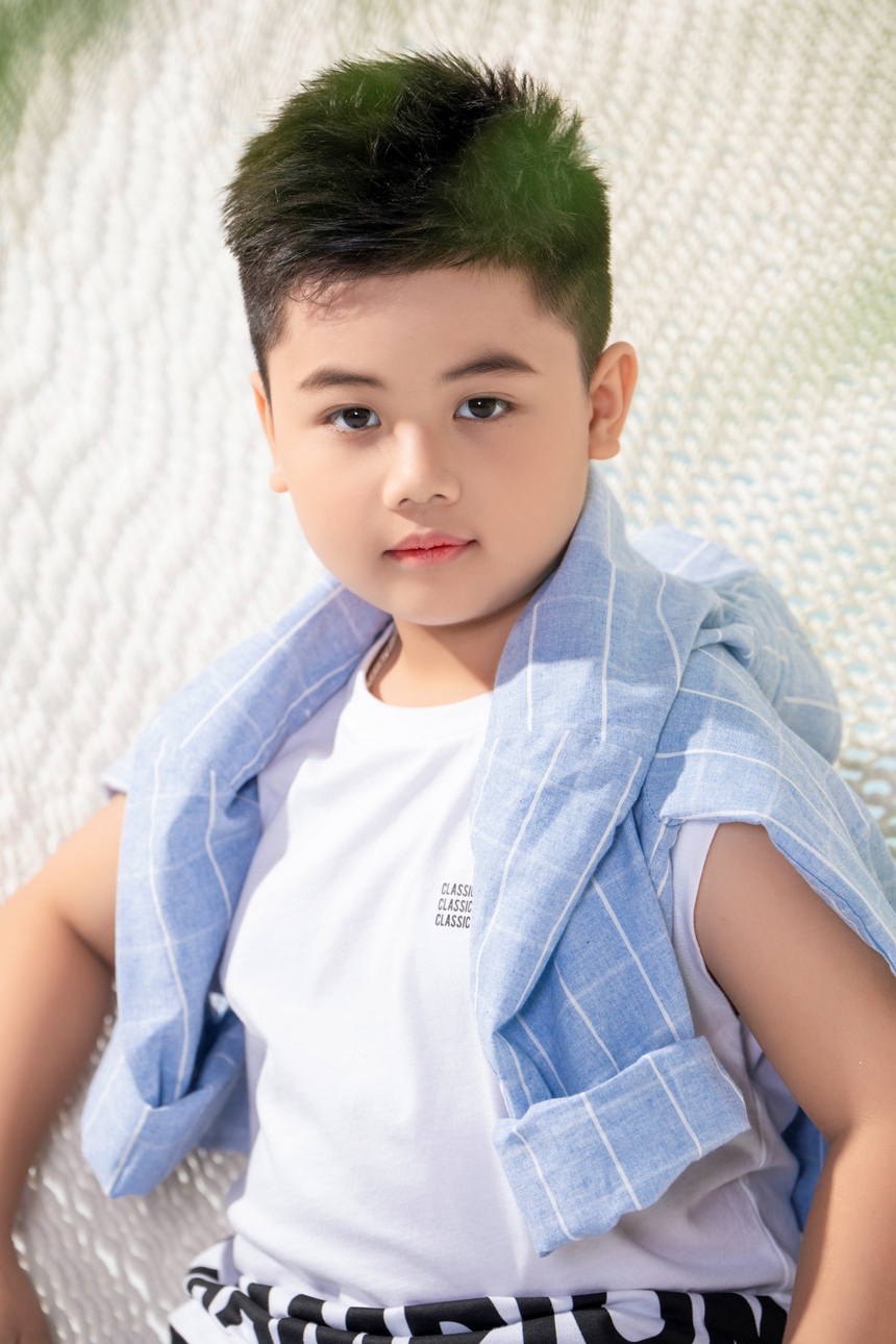 "Hoàng tử nhí" Hoàng Long T-B - Học trò cưng của siêu mẫu Xuân Lan tung bộ ảnh chủ đề mùa hè tràn đầy năng lượng - Ảnh 3.