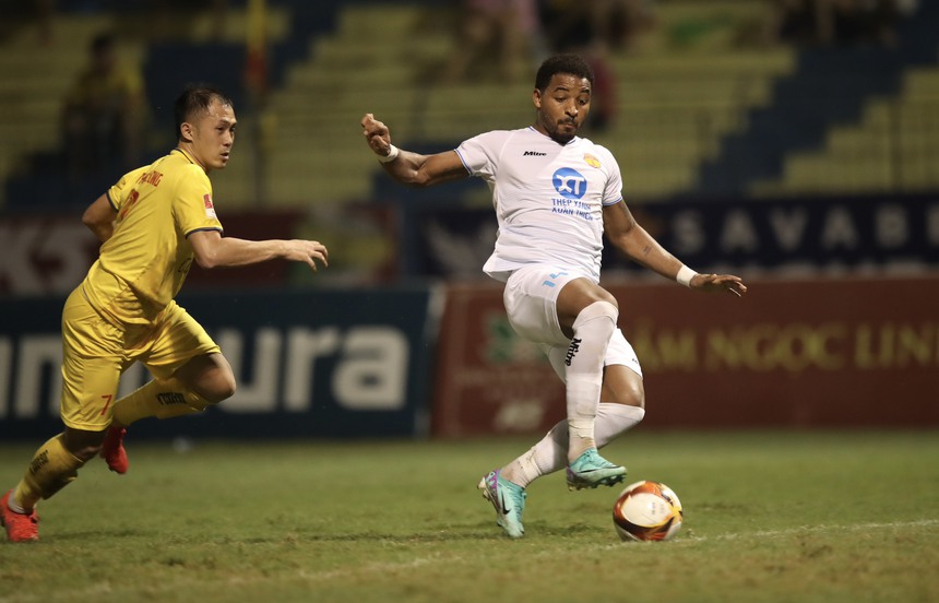 Trọng tài ngoại kèm VAR giúp vòng 24 V-League bớt ‘nóng’ - Ảnh 1. Trọng tài ngoại kèm VAR giúp vòng 24 V-League bớt ‘nóng’ - Ảnh 1.