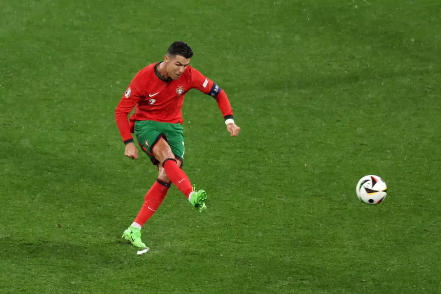 Thống kê đáng buồn của Ronaldo xuất hiện ở chiến thắng của Bồ Đào Nha tại EURO  - Ảnh 1.