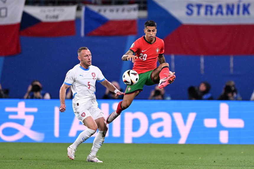 TRỰC TIẾP bóng đá VTV5 VTV6 Bồ Đào Nha vs CH Séc: Chưa có bàn thắng (0-0, H2) - Ảnh 7. TRỰC TIẾP bóng đá VTV5 VTV6 Bồ Đào Nha vs CH Séc: Chưa có bàn thắng (0-0, H2) - Ảnh 7.