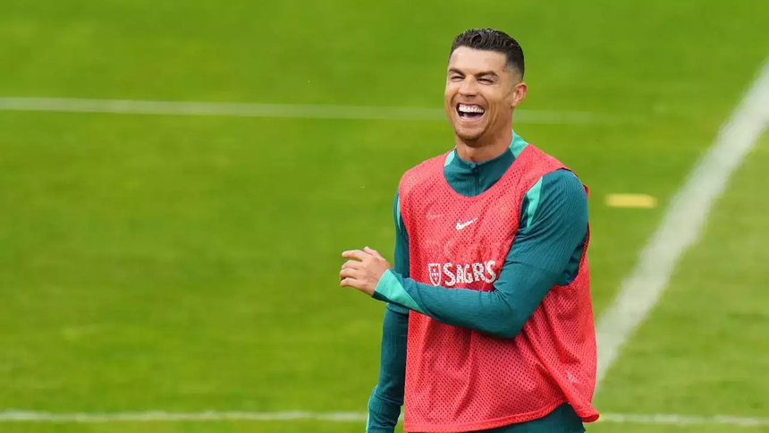 Ronaldo được bạn gái tiếp 'doping' ngay trước trận ra quân ở EURO 2024 - Ảnh 1. Ronaldo