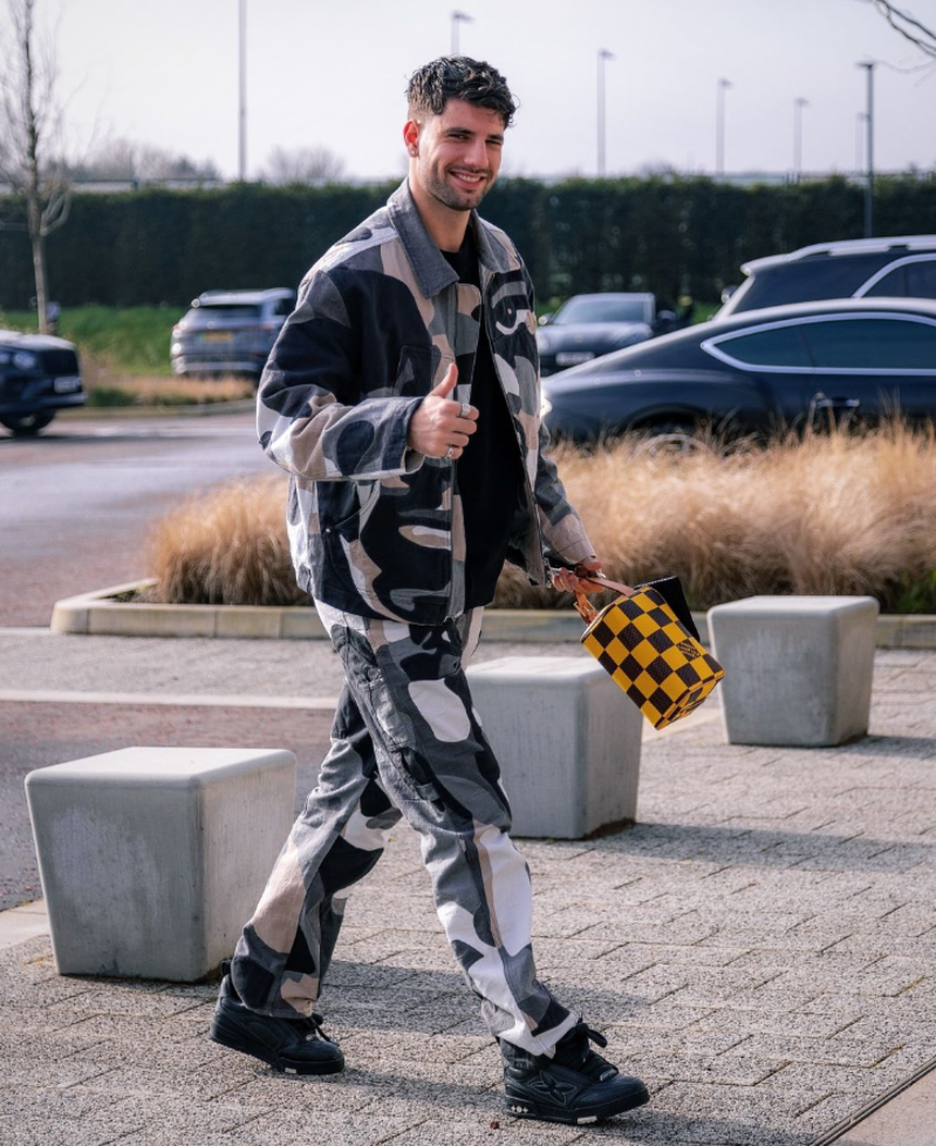 Đội trưởng trẻ nhất EURO đẹp trai cỡ nào mà khiến fan nữ mê mẩn? - Ảnh 5.