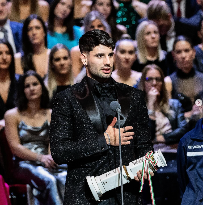 Đội trưởng trẻ nhất EURO đẹp trai cỡ nào mà khiến fan nữ mê mẩn? - Ảnh 6.