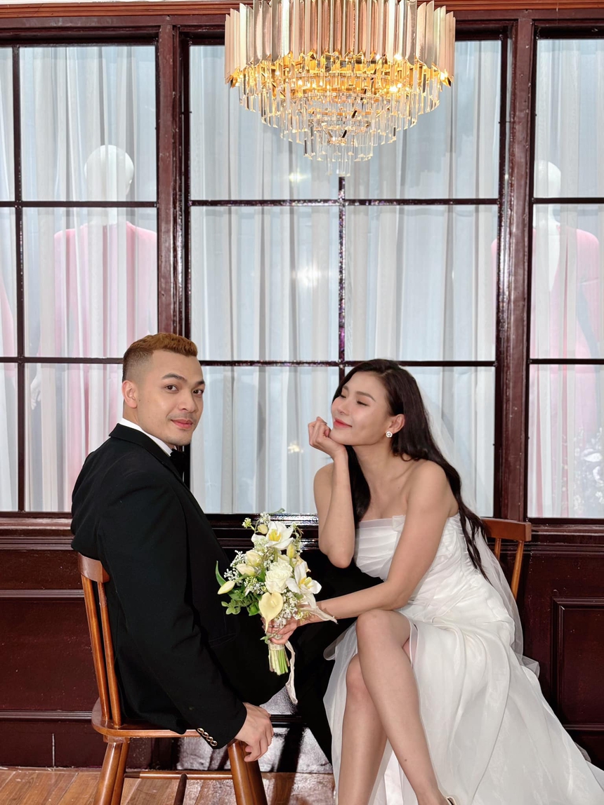 Thúy Diễm khoe bộ ảnh cưới đẹp bên trai đẹp 'Trạm cứu hộ trái tim' - Ảnh 1.