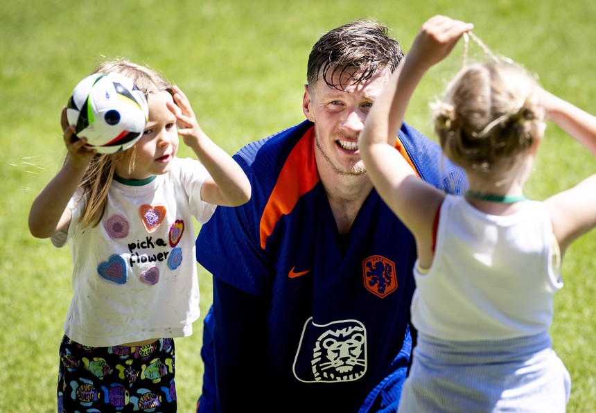 Áo đấu của cựu sao MU cháy hàng sau bàn thắng quyết định tại EURO - Ảnh 2.