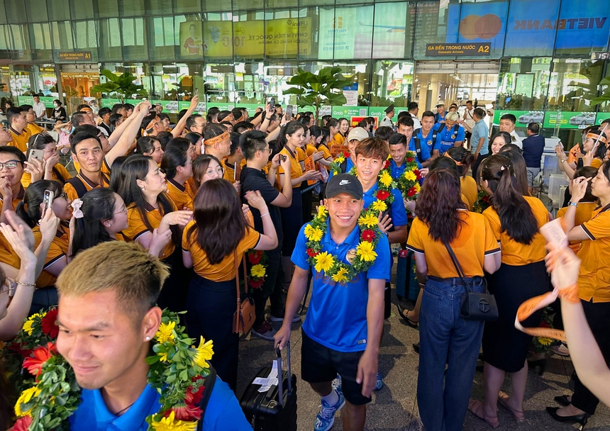 Cổ động viên vui mừng chào đón CLB bóng đá LPBank - HCMC trở về - Ảnh 4.