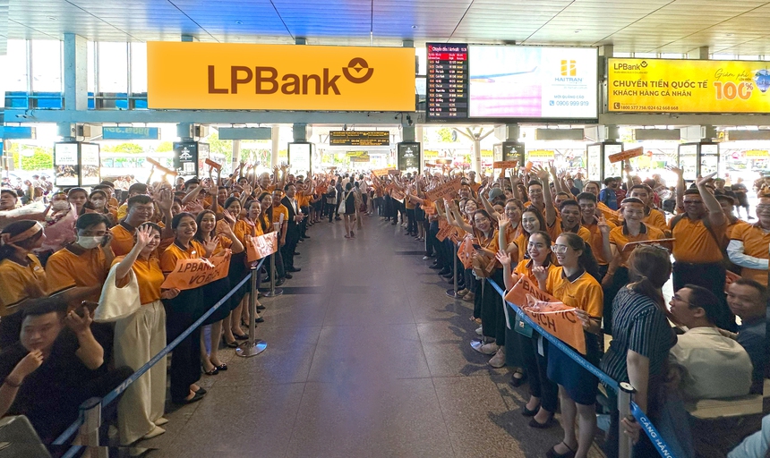 Cổ động viên vui mừng chào đón CLB bóng đá LPBank - HCMC trở về - Ảnh 1.