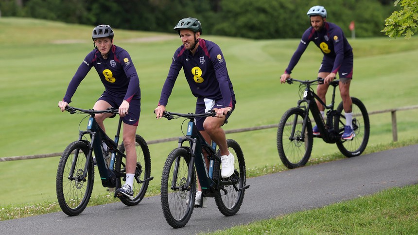 Southgate ra quyết định cởi mở dành cho WAGs tuyển Anh ở EURO bất chấp tranh cãi, lý do chỉ vì nơi đóng quân - Ảnh 2.