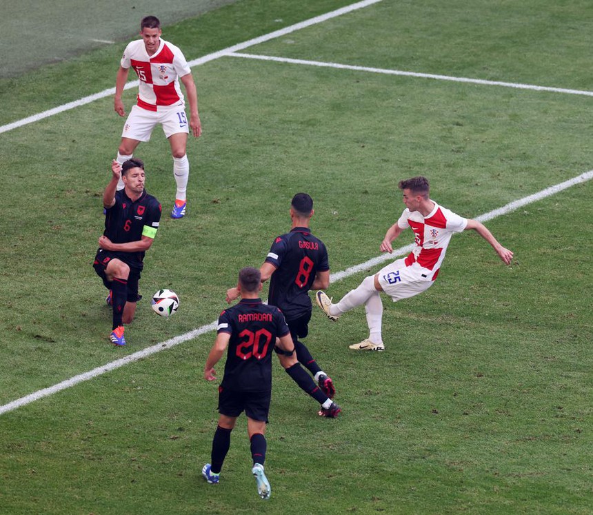 Kịch tính phút chót, Albania phá hỏng cuộc lội ngược dòng của Croatia - Ảnh 2.