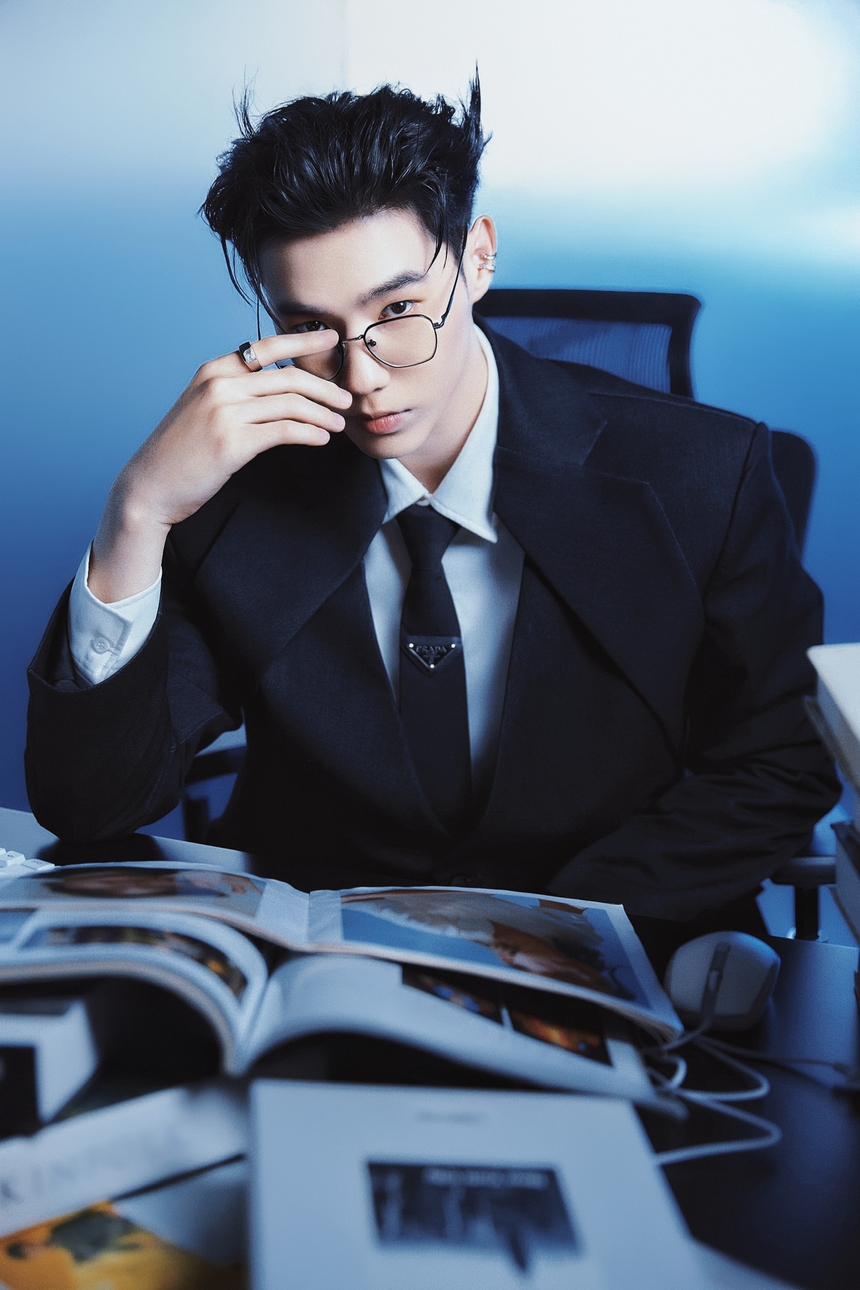 Trai đẹp Vietnam Idol 2023 ra mắt MV "Luật hấp dẫn" dùng kỹ thuật AI - Ảnh 1.