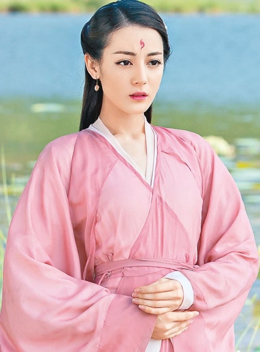 Địch Lệ Nhiệt Ba: Tài sản kếch xù nhưng cuộc sống sau camera bình dị đến khó tin - Ảnh 7.