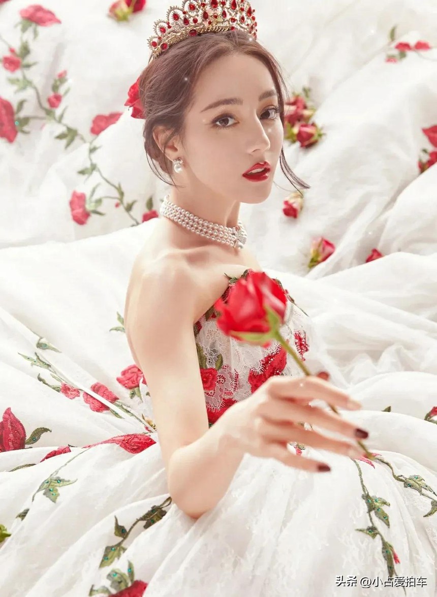 Địch Lệ Nhiệt Ba: Tài sản kếch xù nhưng cuộc sống sau camera bình dị đến khó tin - Ảnh 3.