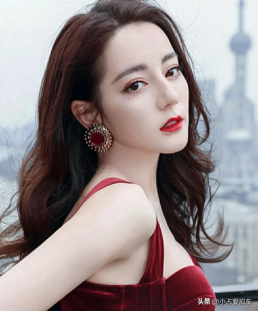 Địch Lệ Nhiệt Ba: Tài sản kếch xù nhưng cuộc sống sau camera bình dị đến khó tin - Ảnh 1.