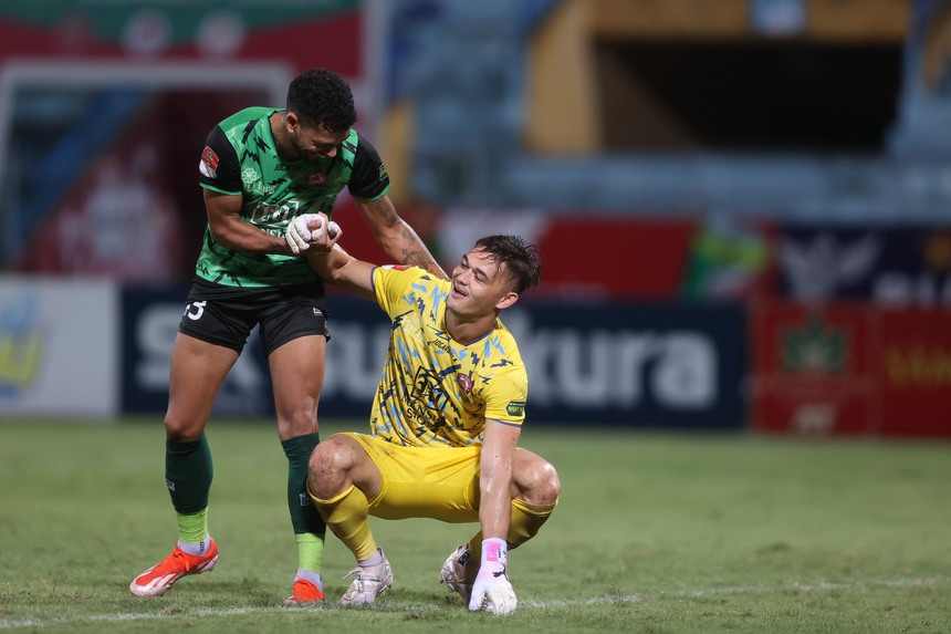 Vòng 24 Night Wolf V-League 2023/24: Thủ môn Việt kiều ghi điểm với HLV Kim Sang Sik - Ảnh 1. Vòng 24 Night Wolf V-League 2023/24: Thủ môn Việt kiều ghi điểm với HLV Kim Sang Sik - Ảnh 1.