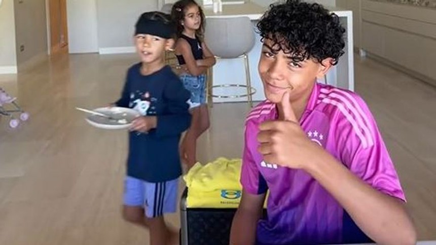 Con trai Ronaldo khiến fan 'nhức mắt' khi mặc áo của tuyển Đức, nhưng thái độ của ông bố mới bất ngờ - Ảnh 2.