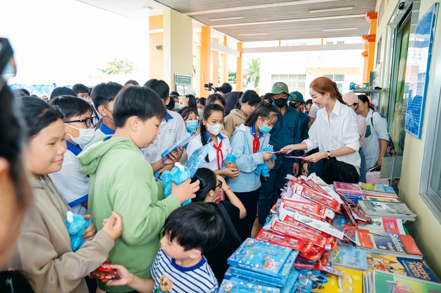 Dàn sao Việt mang yêu thương đến cho trẻ em Long An dịp 1/6 - Ảnh 8.