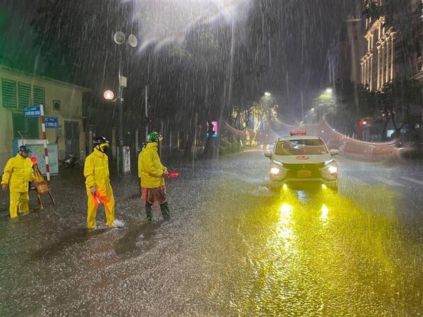 Nhiều khu vực ngày nắng, chiều tối và đêm mưa dông - Ảnh 1.