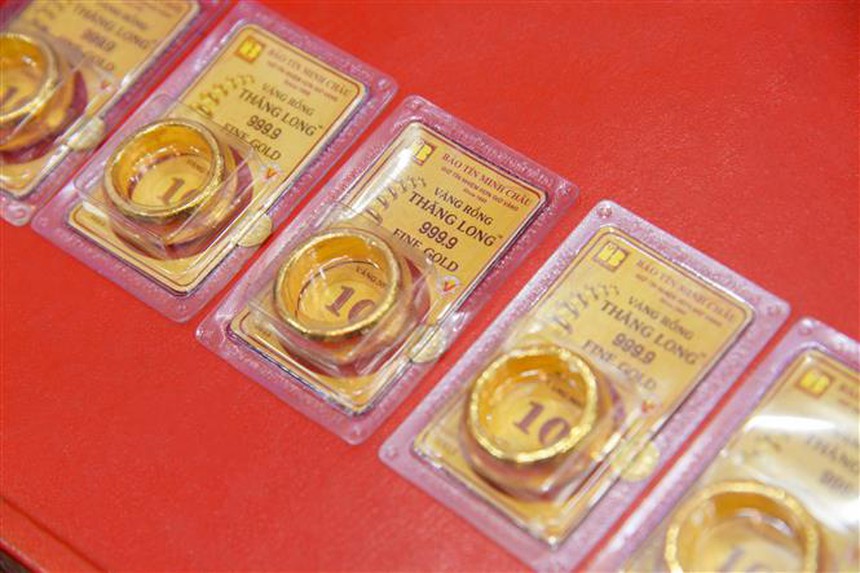 Khoảng cách giữa giá vàng trong nước và thế giới quy đổi đang thu hẹp - Ảnh 1.